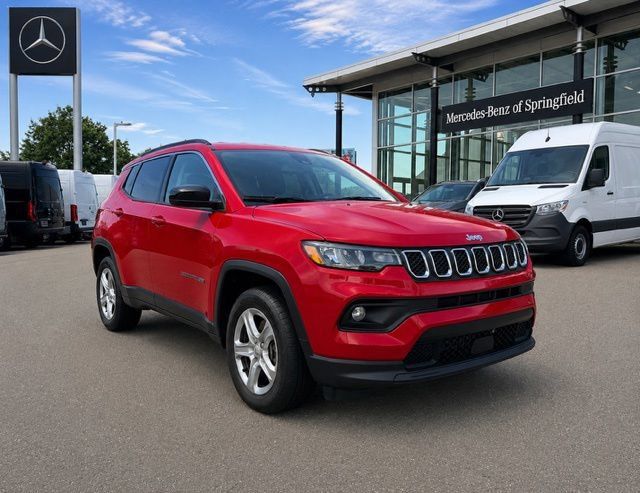 Used 2024 Jeep Compass Latitude AWD/4WD image 1