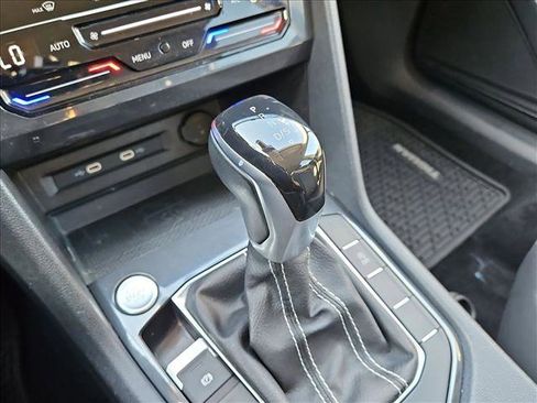 Used 2022 Volkswagen Tiguan SE image 15