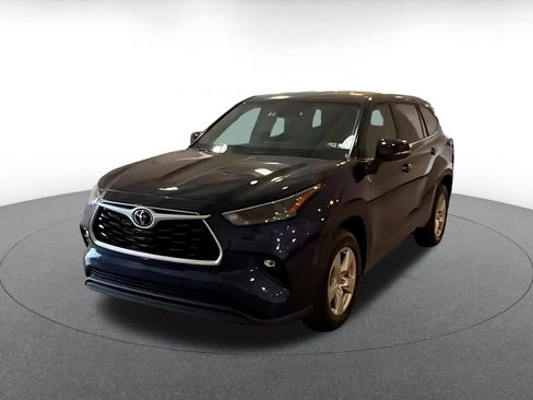 Used 2025 Toyota Highlander LE FWD image 4