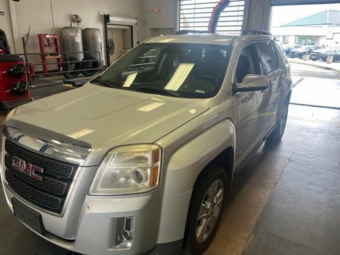 Used 2015 GMC Terrain SLE w/ Chrome Edition AWD/4WD image 2