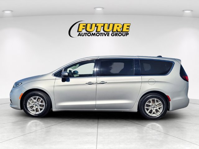 Used 2023 Chrysler Pacifica Touring-L FWD image 6