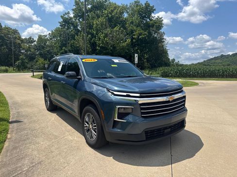 Used 2026 Chevrolet Traverse LT AWD/4WD image 3