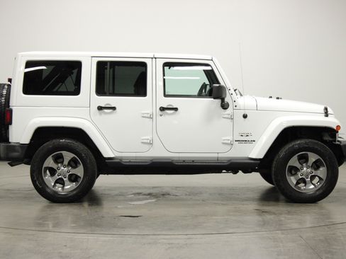 Used 2017 Jeep Wrangler Unlimited Sahara w/ Max Tow Package image 9