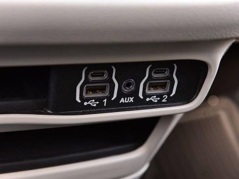 Used 2024 Chrysler Voyager LX image 15