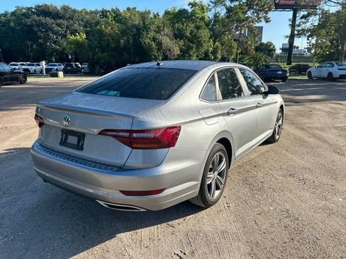 Used 2019 Volkswagen Jetta R-Line w/ R-Line Cold Weather Package FWD image 4