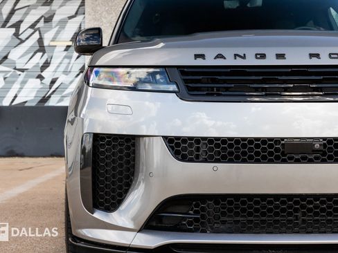 Used 2024 Land Rover Range Rover Sport image 4