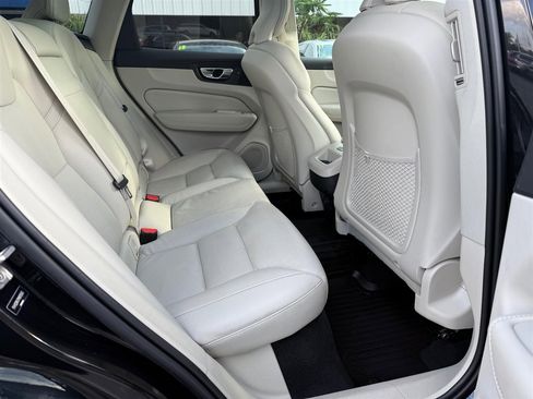 Used 2021 Volvo XC60 T5 Momentum w/ Advanced Package image 11