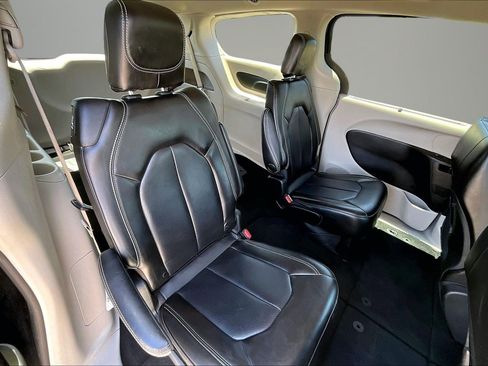 Used 2023 Chrysler Pacifica Touring-L FWD image 23