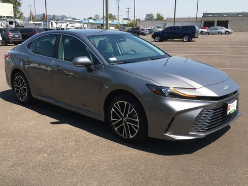 Used 2025 Toyota Camry XLE AWD/4WD image 10