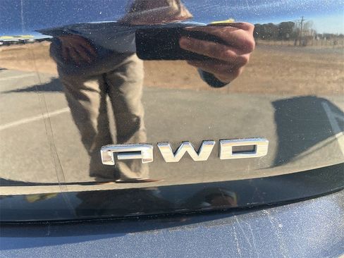 Used 2023 GMC Terrain SLE w/ Driver Convenience Package image 13