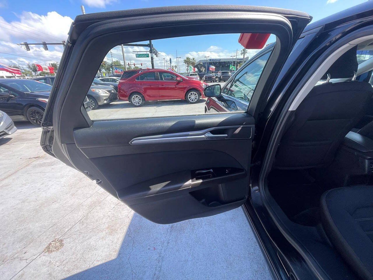 Used 2014 Ford Fusion SE FWD image 5