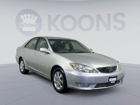 Used 2005 Toyota Camry XLE FWD image 2