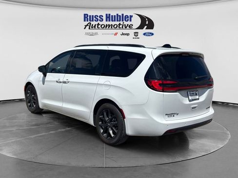 Used 2025 Chrysler Pacifica Limited FWD image 3