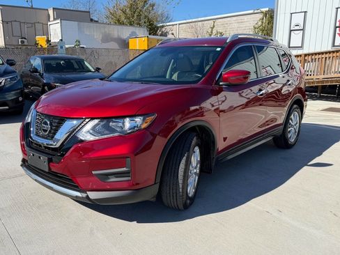 Used 2019 Nissan Rogue SV image 2