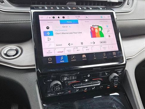 Used 2023 Jeep Grand Cherokee Limited image 14