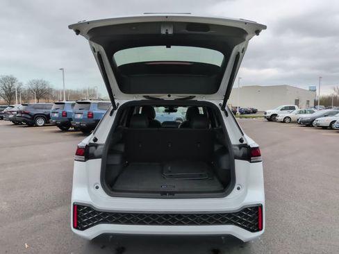 Used 2025 Volkswagen Tiguan SE R-Line image 13