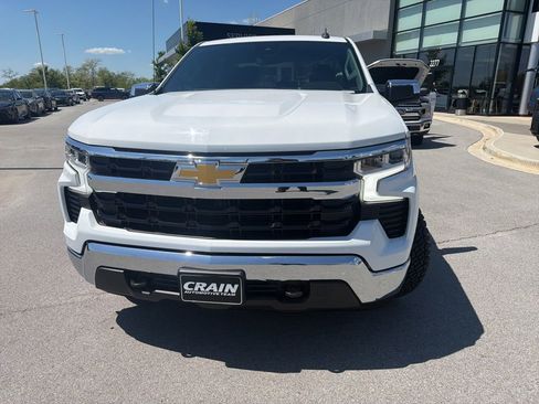Used 2023 Chevrolet Silverado 1500 LT AWD/4WD image 2