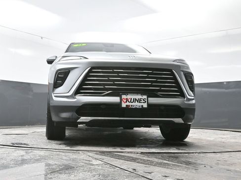 Used 2025 Buick Enclave Preferred w/ Power Package image 58