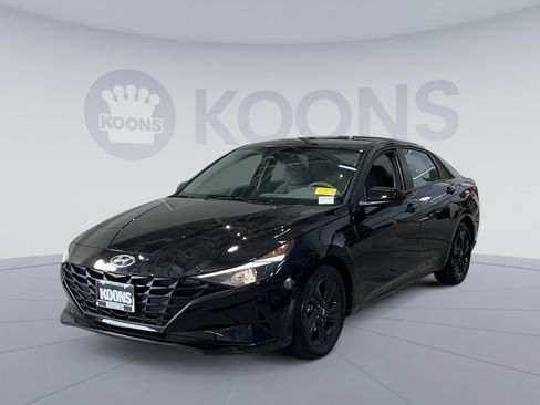 Used 2023 Hyundai Elantra SEL w/ Preferred Accessory Package FWD image 1
