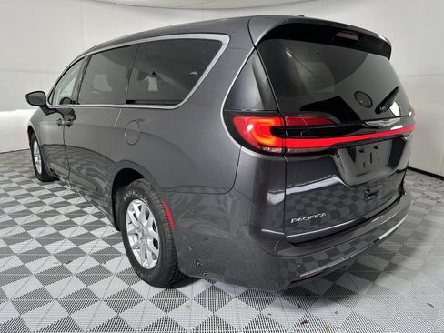 Used 2023 Chrysler Pacifica Touring-L FWD image 6