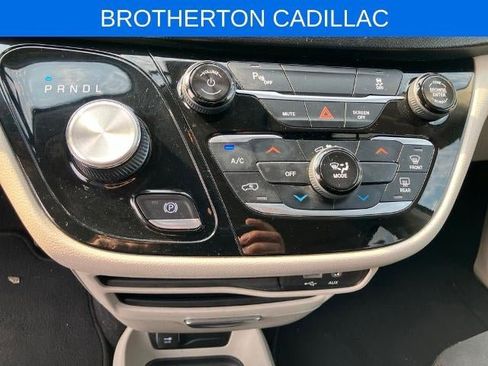 Used 2018 Chrysler Pacifica L FWD image 20