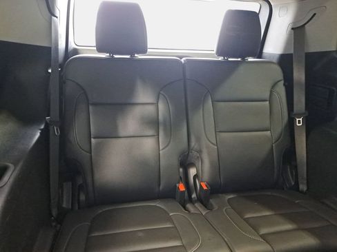 Used 2022 GMC Acadia SLT w/ Elevation Edition image 13