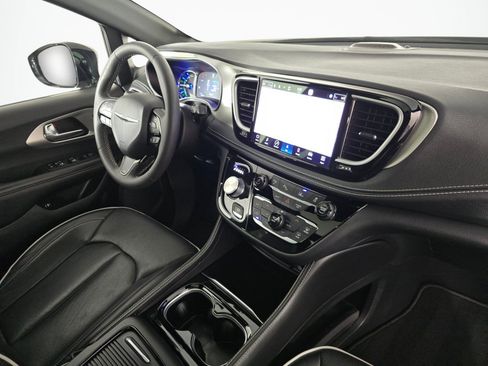 Used 2023 Chrysler Pacifica Limited w/ Uconnect Theater Family Group FWD image 46