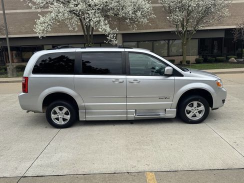 Used 2010 Dodge Grand Caravan SXT image 7