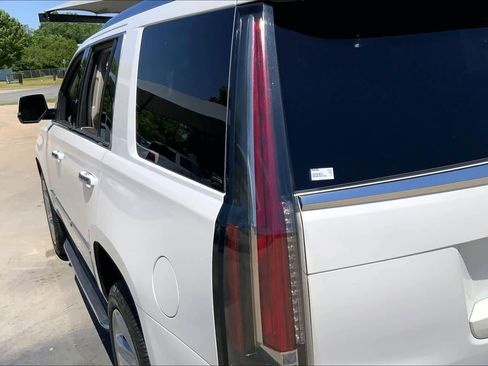 Used 2017 Cadillac Escalade Luxury AWD/4WD image 28
