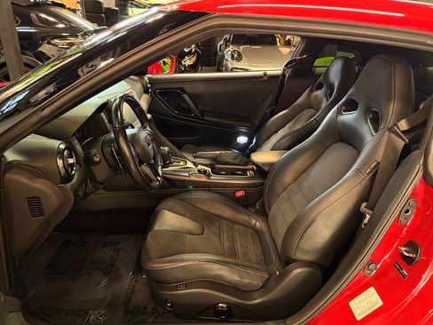 Used 2018 Nissan GT-R Premium AWD/4WD image 16