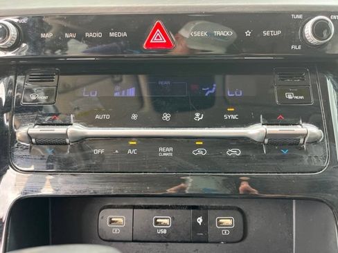 Used 2024 Kia Carnival EX FWD image 22