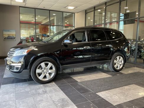 Used 2017 Chevrolet Traverse LT w/ Style and Technology Package image 3