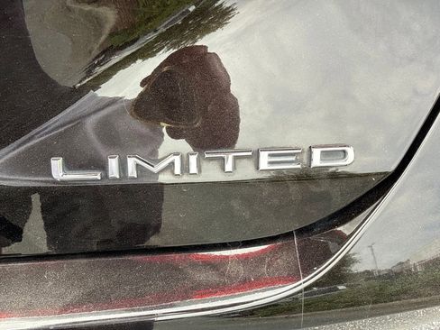 Used 2019 Toyota Avalon Limited FWD image 11