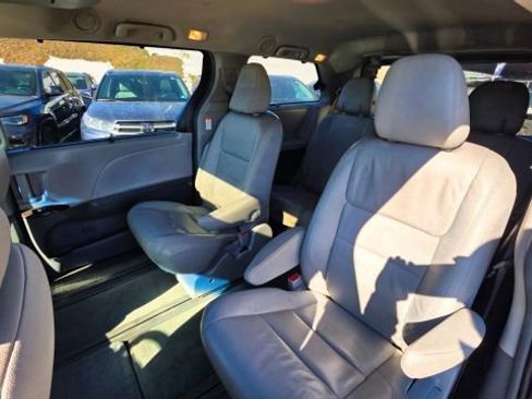 Used 2017 Toyota Sienna XLE Premium w/ Cargo Management Package image 27