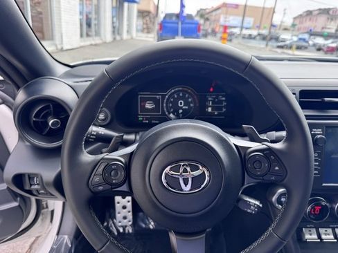 Used 2024 Toyota GR86 Premium image 18