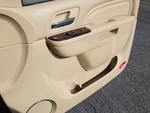 Used 2013 Cadillac Escalade Luxury image 17