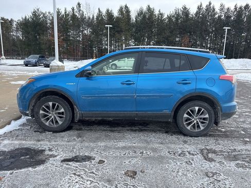 Used 2018 Toyota RAV4 XLE image 10