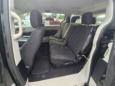 Used 2017 Chrysler Pacifica LX FWD image 26