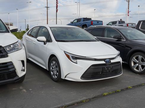 Used 2024 Toyota Corolla LE image 2