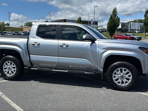 Used 2025 Toyota Tacoma SR5 AWD/4WD image 3