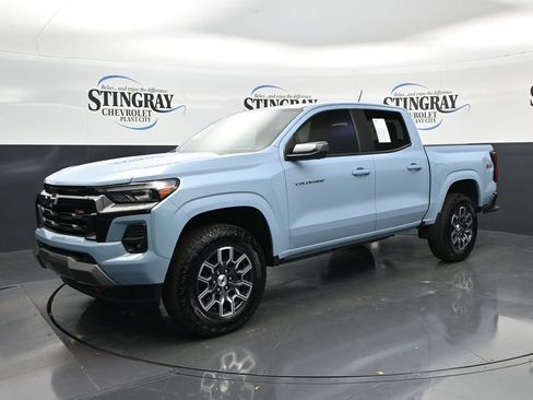 Used 2025 Chevrolet Colorado Z71 w/ Technology Package AWD/4WD image 3