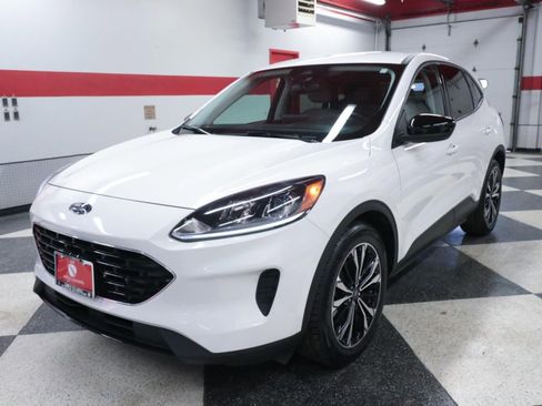 Used 2022 Ford Escape SE w/ SE Sport Appearance Package image 5