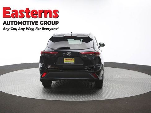 Used 2021 Toyota Highlander XLE AWD/4WD image 39