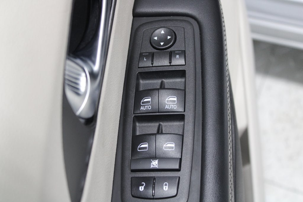 Used 2023 Chrysler Pacifica Touring-L FWD image 42