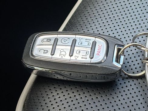 Used 2025 Chrysler Pacifica Limited FWD image 21