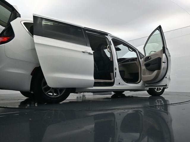 Used 2022 Chrysler Pacifica Touring-L FWD image 42