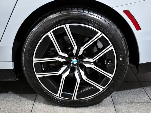 Used 2025 BMW 740i image 8