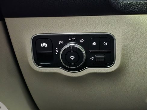 Used 2025 Mercedes-Benz GLB 250 4MATIC image 23