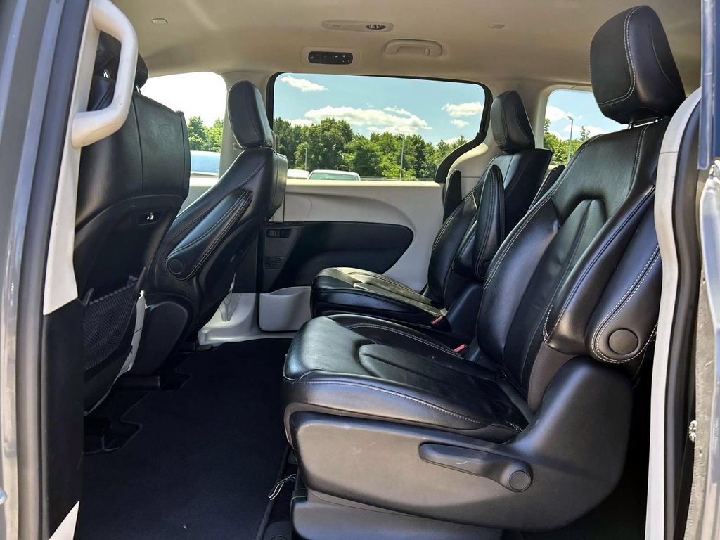 Used 2022 Chrysler Pacifica Touring-L FWD image 16