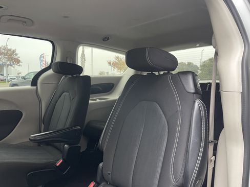 Used 2023 Chrysler Voyager LX image 14